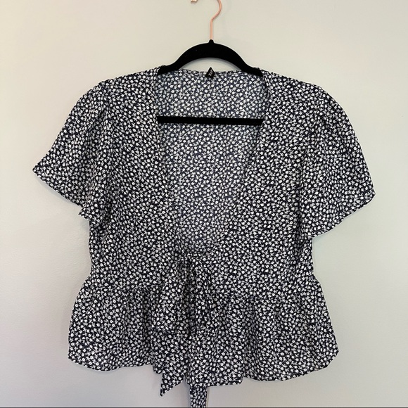 Flower Butterfly Sleeve Plunging Peplum Blouse - Picture 3 of 12